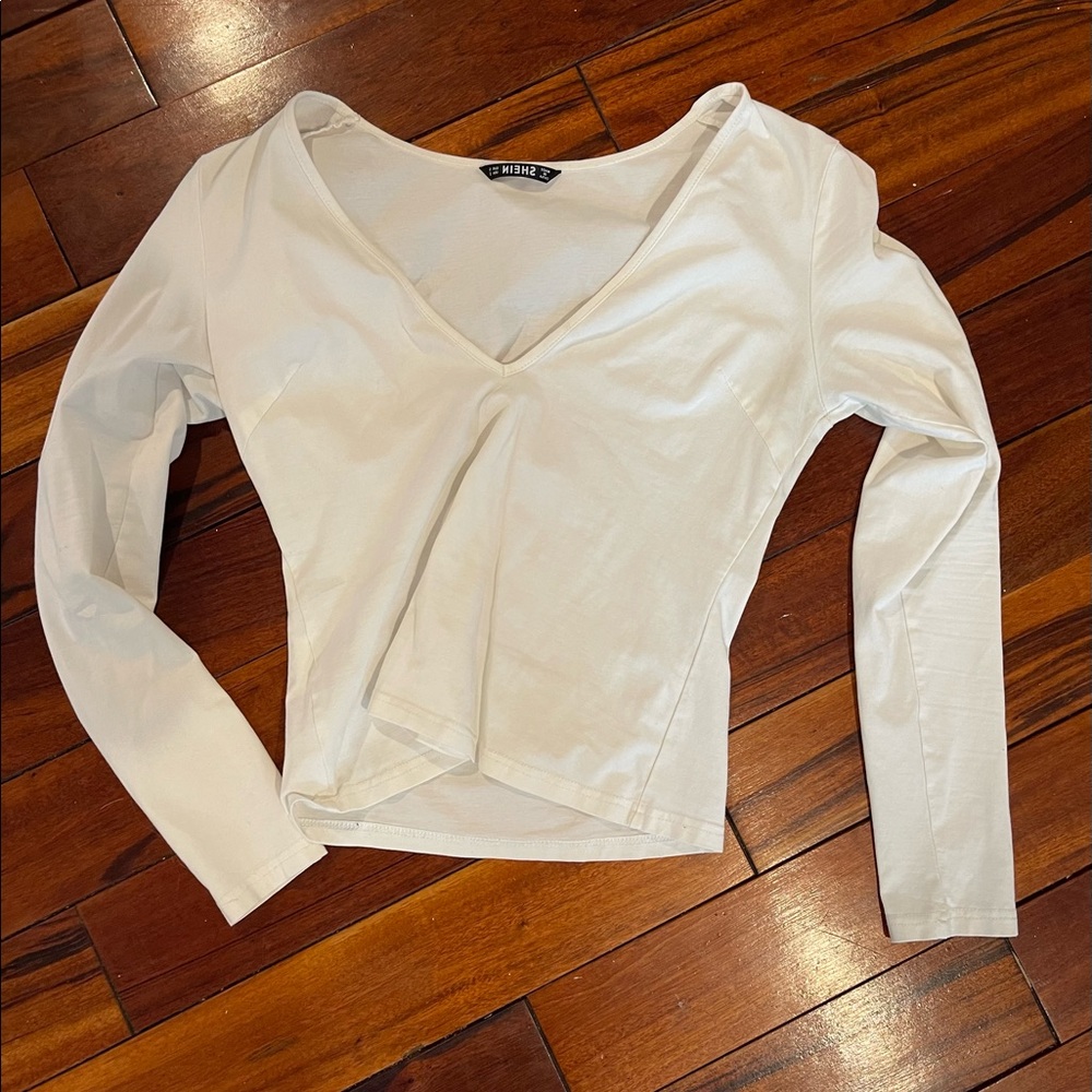 White v neck long sleeve cropped top